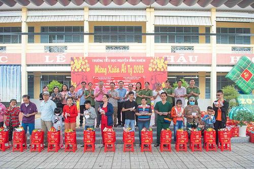 374 phần quà Tết cho người khiếm thị, người khó khăn