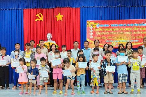 Tặng quà Tết cho trẻ em có hoàn cảnh đặc biệt