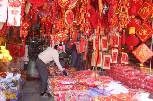 Thị trường đồ trang trí tết hút người mua