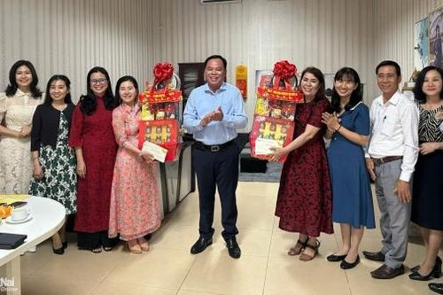 Chủ tịch UBND tỉnh Võ Tấn Đức thăm và chúc Tết các đơn vị nghệ thuật