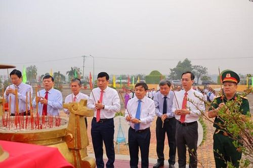 Lãnh đạo tỉnh viếng Nghĩa trang Liệt sĩ huyện Tam Nông