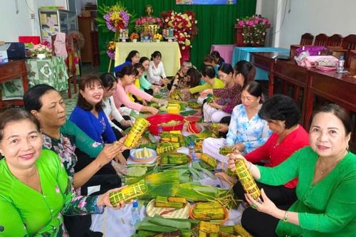 Gói tặng 300 đòn bánh tét cho người nghèo, phụ nữ khó khăn