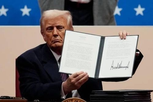 Phong tỏa tạm thời lệnh thay đổi 'quyền nơi sinh' của Tổng thống Donald Trump