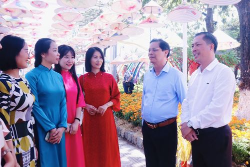 Chủ tịch UBND tỉnh Nguyễn Tấn Tuân kiểm tra công tác chuẩn bị phục vụ du khách và người dân vui xuân trên địa bàn TP. Nha Trang