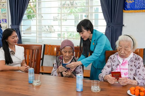 Công ty Yến sào Khánh Hòa tặng hơn 300 suất quà Tết cho gia đình có công và các hoàn cảnh khó khăn