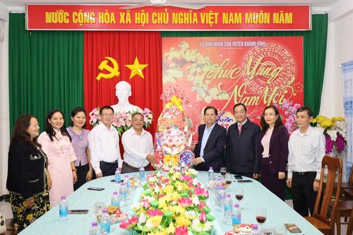 Chủ tịch UBND tỉnh Nguyễn Tấn Tuân thăm, chúc Tết huyện Khánh Vĩnh