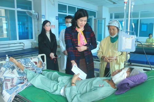 Tặng quà bệnh nhân nghèo dịp Tết Nguyên đán Ất Tỵ năm 2025