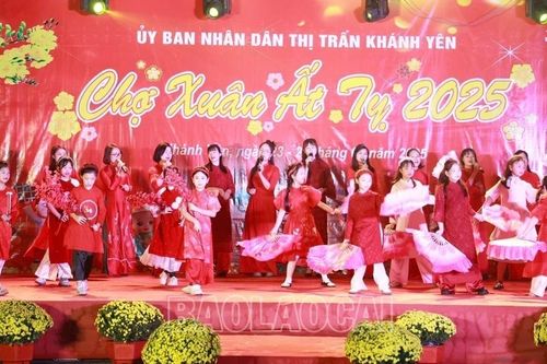 Văn Bàn: Rực rỡ sắc màu chợ Xuân Ất Tỵ 2025
