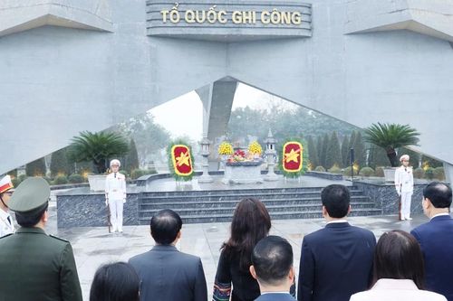 Đoàn đại biểu tỉnh dâng hương tại Nhà lưu niệm Bác Hồ và Đài tưởng niệm các Anh hùng liệt sỹ