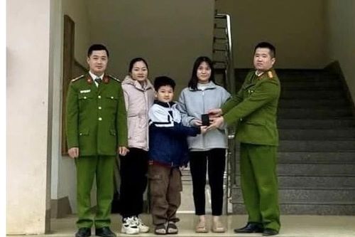 Học sinh lớp 5 nhặt được của rơi, trả lại người đánh mất