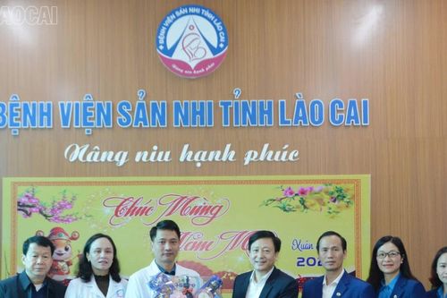 Liên đoàn Lao động tỉnh thăm, tặng quà các đơn vị làm nhiệm vụ trong Tết