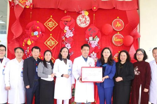 Đồng chí Giàng Thị Dung, Phó Chủ tịch UBND tỉnh thăm và tặng quà tết cho người bệnh