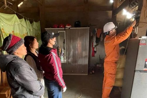 Điện lực Bát Xát đóng điện tại Ngám Xá trước thềm năm mới Ất Tỵ