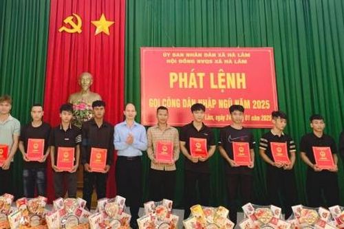 Đạ Huoai: Tổ chức lễ trao lệnh gọi công dân nhập ngũ năm 2025
