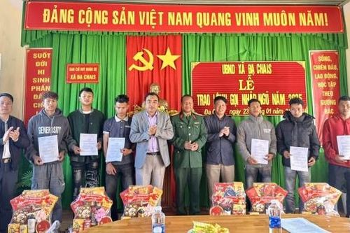 Lạc Dương: Trao lệnh gọi công dân nhập ngũ cho 61 thanh niên