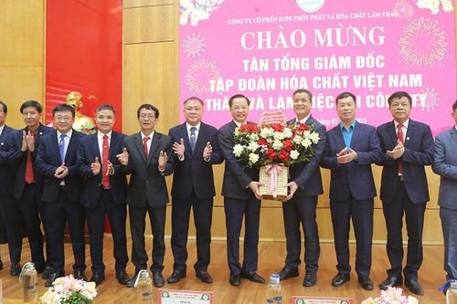 Tập đoàn Hóa chất Việt Nam thăm, chúc Tết và tặng quà cho người lao động Công ty Cổ phần Supe Phốt phát và Hóa chất Lâm Thao