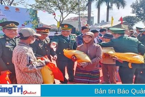 Cán bộ, chiến sĩ quân hàm xanh chăm lo Tết cho Nhân dân vùng biên