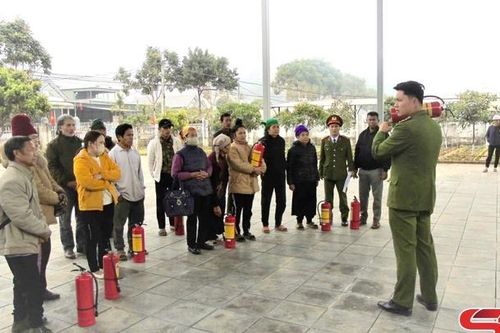 Công an huyện Mai Sơn: Trao tặng 60 bình chữa cháy cho hộ nghèo