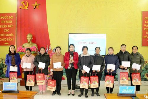 Hội LHPN tỉnh trao học bổng và quà Tết cho học sinh, hội viên có hoàn cảnh khó khăn