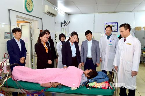 Phó Bí thư Thường trực Tỉnh ủy, Chủ tịch HĐND tỉnh Lê Thị Kim Dung thăm và chúc Tết tại Bệnh viện Đa khoa tỉnh