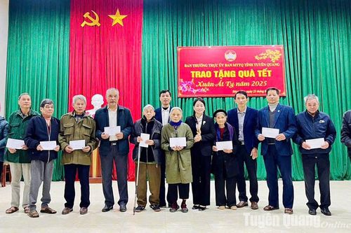 Tổng Công ty Khí Việt Nam hỗ trợ 2 tỷ đồng tặng quà hộ nghèo, cận nghèo, có hoàn cảnh khó khăn