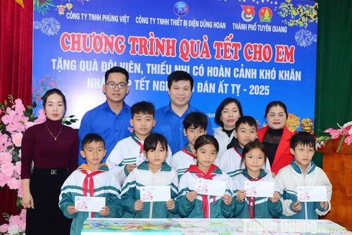 Tặng 130 suất quà Tết cho đội viên, thiếu nhi có hoàn cảnh khó khăn tại thành phố Tuyên Quang