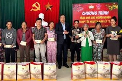 Phó Bí thư Thường trực Thành ủy Phạm Đức Tiến tặng quà Tết cho người nghèo Hương Sơ