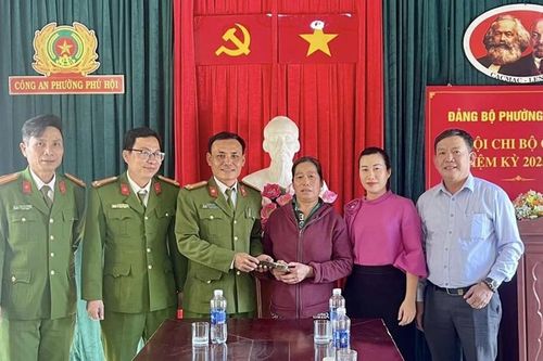 Công an phường Phú Hội trao trả 60 triệu đồng mất cắp cho nạn nhân