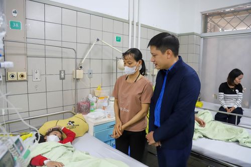 Đoàn Thanh niên Bộ Công Thương thăm hỏi, tặng quà bệnh nhi tại Bệnh viện Bạch Mai