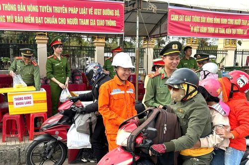 Công an tỉnh Đắk Nông 'tiếp sức' người dân về quê đón Tết