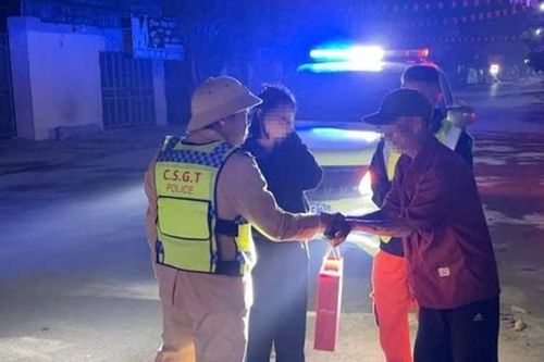 Giữa đêm khuya, CSGT bất ngờ phát hiện người đàn ông đi bộ trên cao tốc