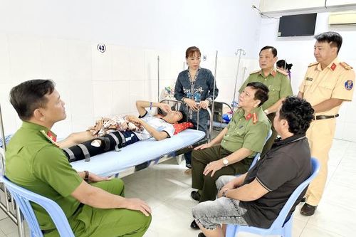 Công an tỉnh Bạc Liêu thăm, động viên chiến sĩ Công an bị thương khi làm nhiệm vụ