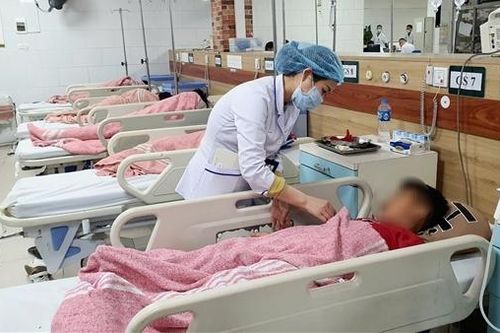 32 học sinh nghi uống nhầm thuốc diệt chuột, 1 trẻ co giật, 2 trẻ tổn thương não