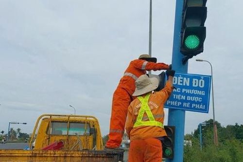 Lắp nhiều biển báo cho phép phương tiện rẽ phải khi đèn đỏ trên QL1A qua Phú Yên