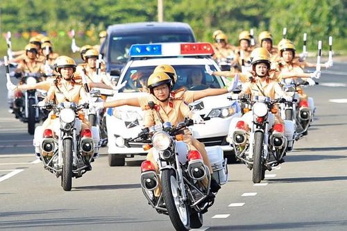 Vượt đèn đỏ, nhường xe ưu tiên không bị phạt vi phạm