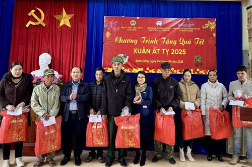 Tặng quà Tết hộ nghèo, gia đình chính sách tại xã Bạch Đằng (Hòa An)