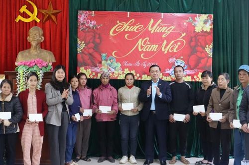 Phó Bí thư Thường trực Tỉnh ủy Triệu Đình Lê tặng quà Tết tại xã Ngọc Đào (Hà Quảng)