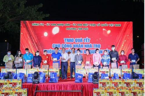 Báo Công an TPHCM - ngân hàng MB Nam Sài Gòn tặng 5 tấn gạo cho người dân Quận 7
