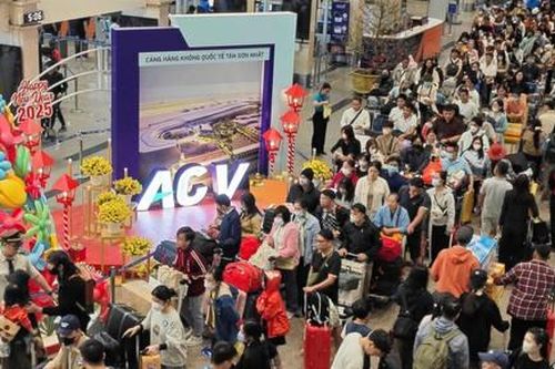 Sân bay Tân Sơn Nhất đông nghẹt người về quê đón Tết