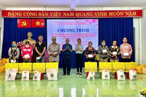 Trao quà Tết cho các hộ dân có hoàn cảnh khó khăn tại phường Phước Bình