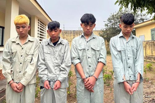 Xích mích lúc lái xe, 4 thanh thiếu niên ở Phú Thọ đánh 2 người thương vong