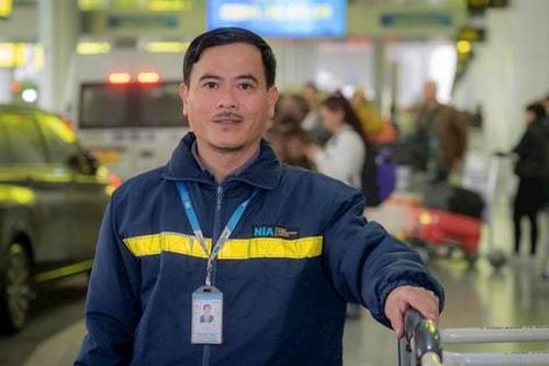 Nhân viên sân bay Nội Bài trao trả 120 triệu đồng hành khách bỏ quên