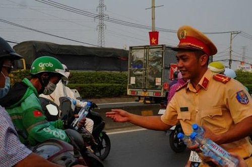 TP Hồ Chí Minh: Ứng trực điều tiết giao thông cho người dân về quê đón Tết