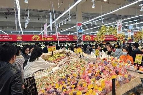Hà Nội: Người dân tranh thủ mua sắm, siêu thị đông nghịt người