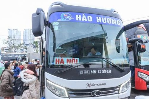 Hà Nội: Bến xe đông nghẹt, nhà ga thông thoáng