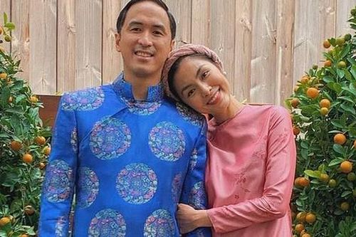 Tăng Thanh Hà dạy con gói bánh chưng đón Tết