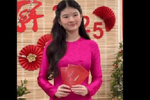 Con gái Trương Ngọc Ánh ra dáng thiếu nữ, thần thái cuốn hút trong tà áo dài Tết