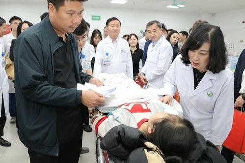 Bộ trưởng Bộ Y tế Đào Hồng Lan chúc Tết, động viên người bệnh, y bác sĩ Bệnh viện Hữu nghị Việt Đức