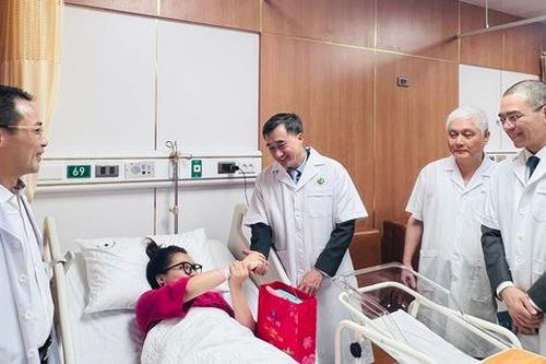 Thứ trưởng Bộ Y tế Trần Văn Thuấn thăm, chúc Tết Bệnh viện Phụ sản Hà Nội