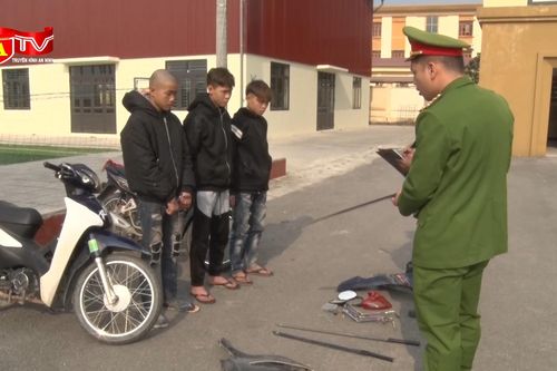 Tóm gọn nhóm 'trẻ trâu' mang kiếm đi cướp tài sản của người đi đường